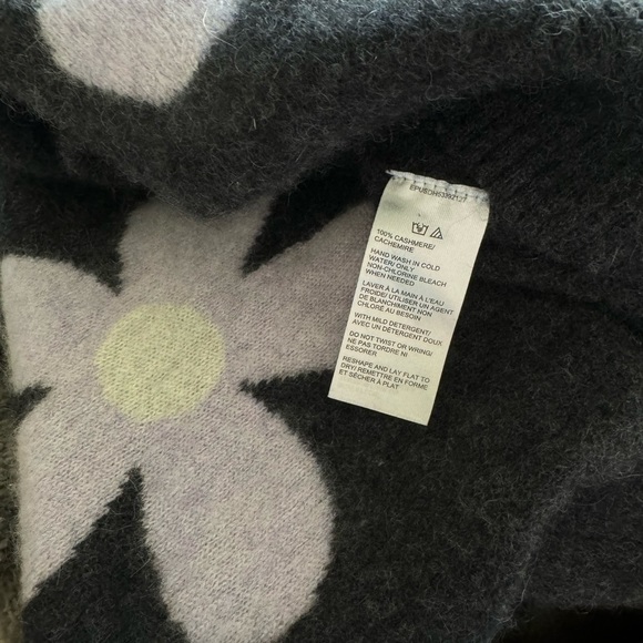 Saks Fifth Avenue Gray 100% Cashmere Crew Neck Sweater With Lavender Daisies - Picture 6 of 14